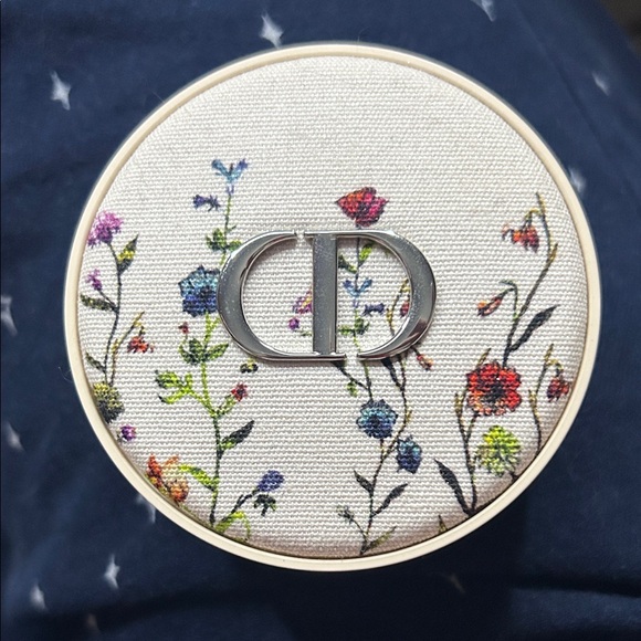 Floral Patterned DIOR Forever Cushion Glitter Powder - Picture 1 of 5